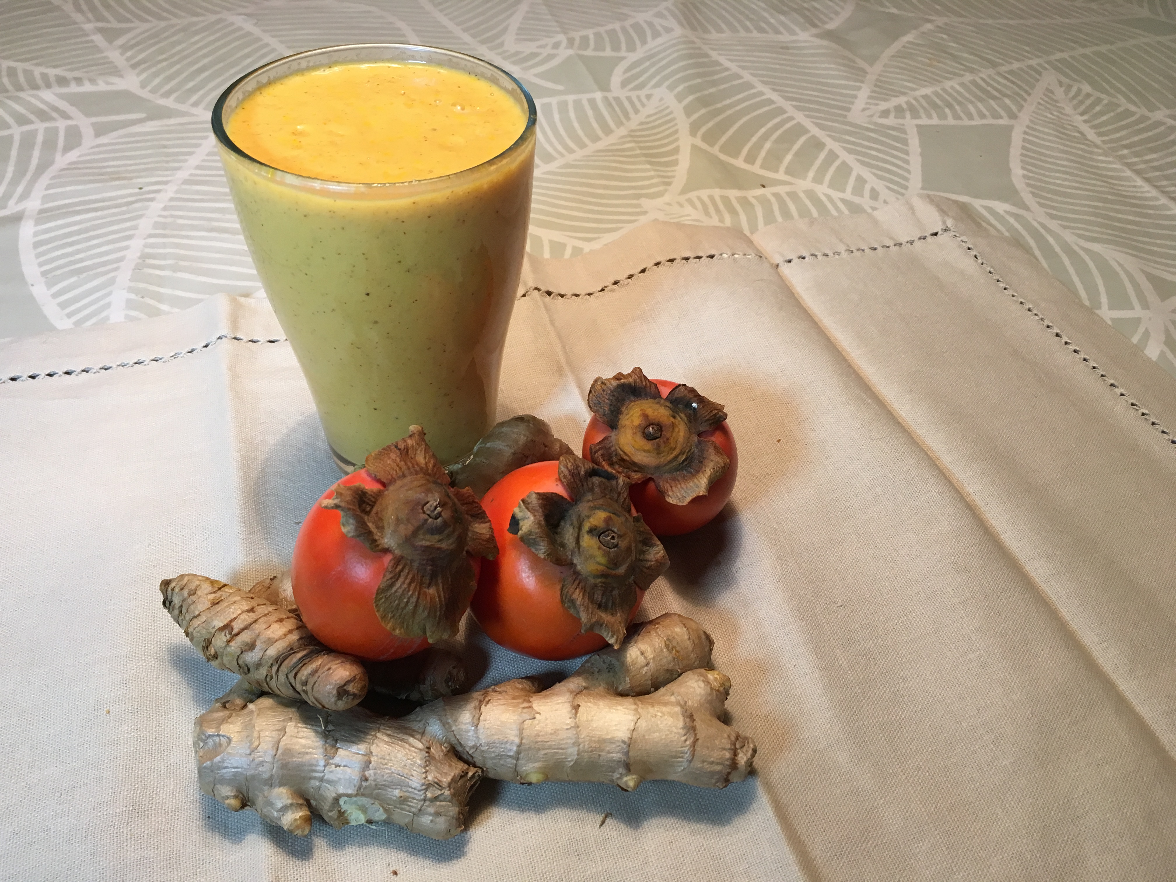 Gyllengul mandel- och persimonsmoothie