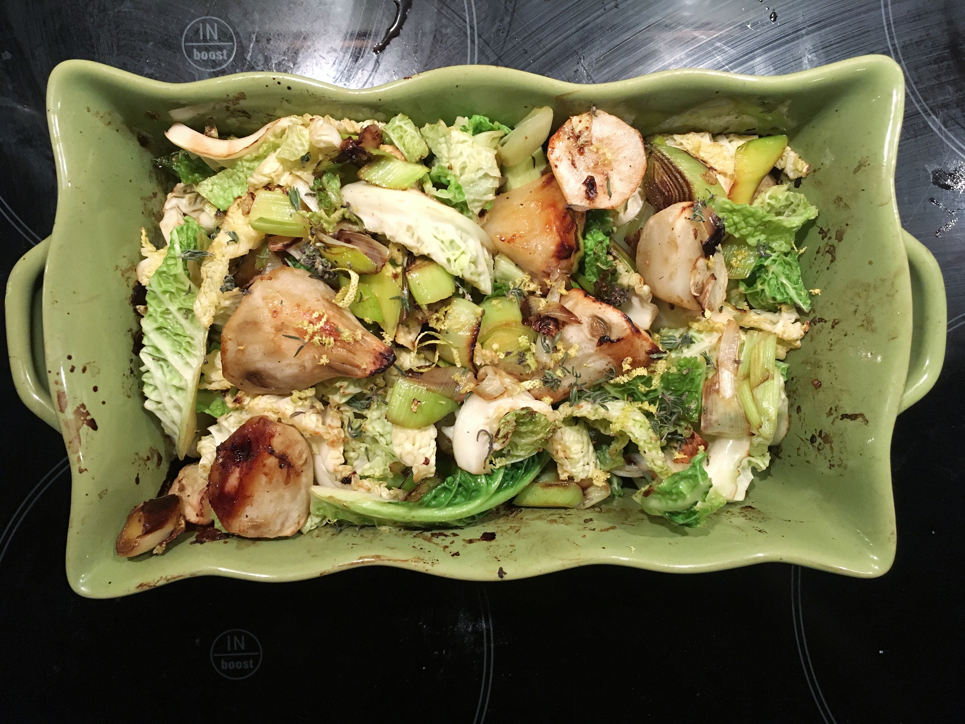 Ljummen sallad om senhösten med savoykål, jordärtskocka och purjolök