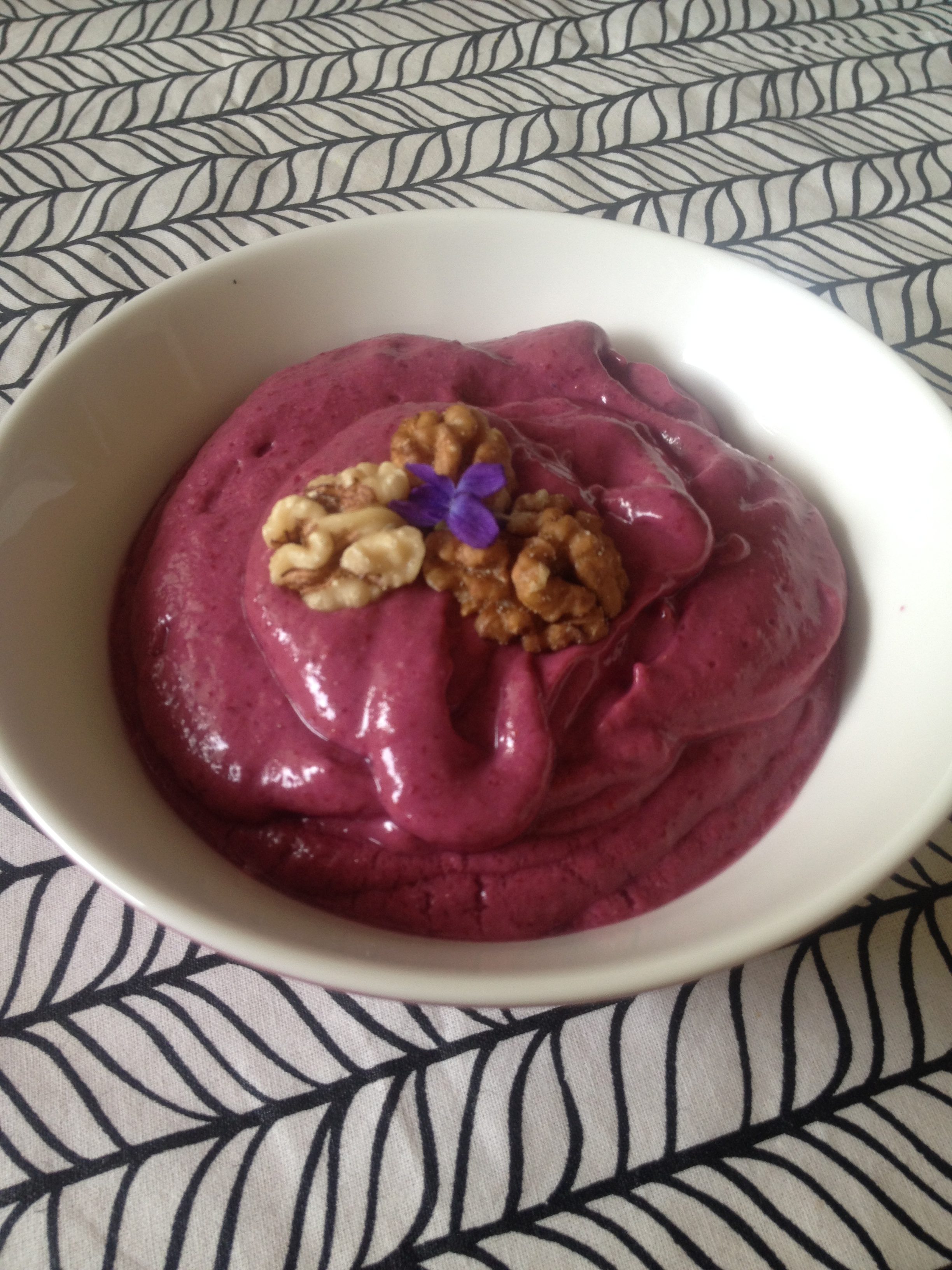 Smoothiebowl med päron, björnbär och valnötter